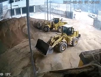 女子被铲车铲进搅拌机后续,女子被铲车铲进搅拌机怎么样了
