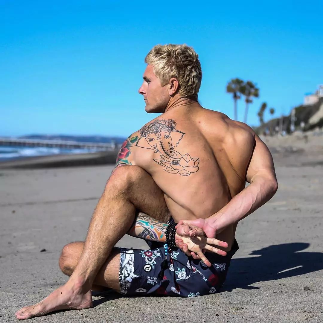 男人瑜伽基础练习,男65岁练瑜伽的基本动作