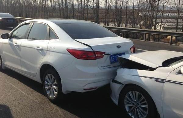 高速前车突然急刹怎么处理,高速前车突然急刹是什么原因