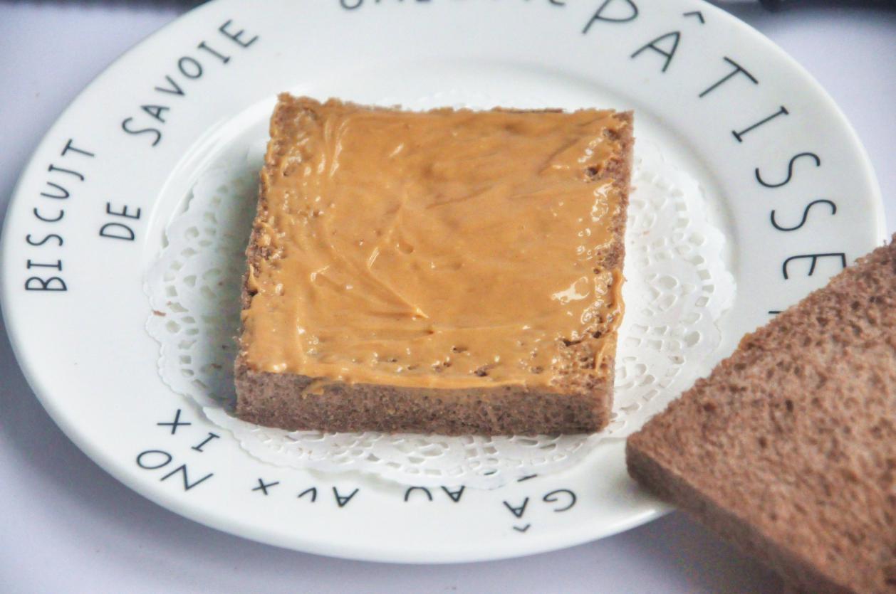 用捣碎的花生米做花生酱,用一把花生做一盘子花生酥