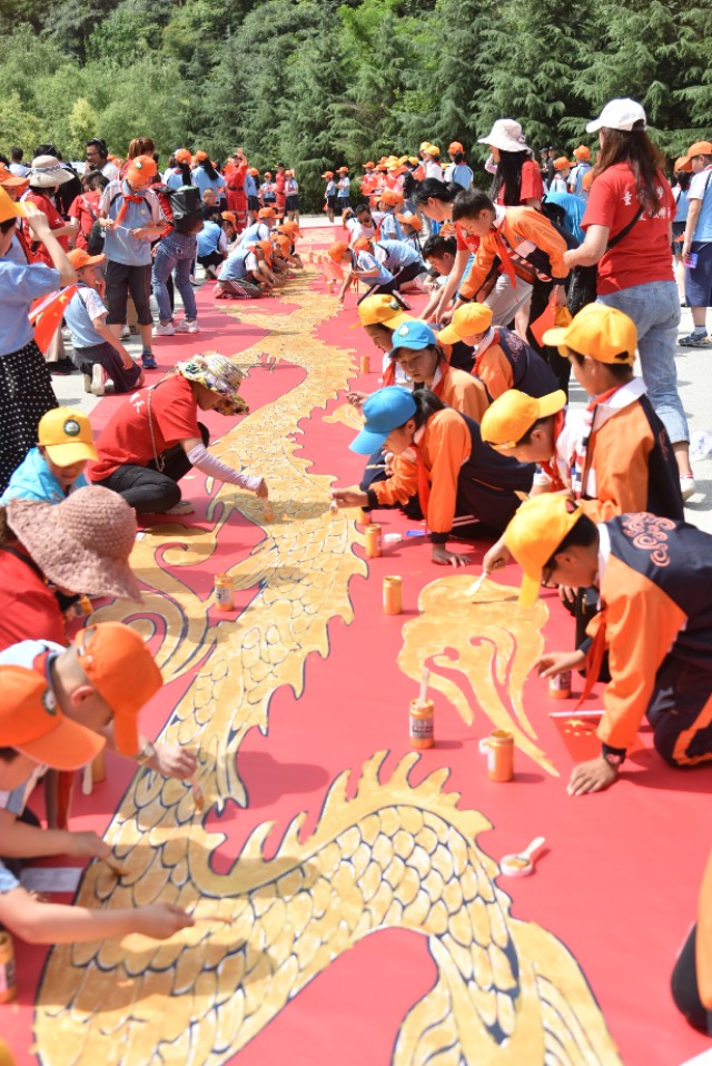610名可爱的孩子在少华山共绘70米中华龙、千人高歌中国梦！