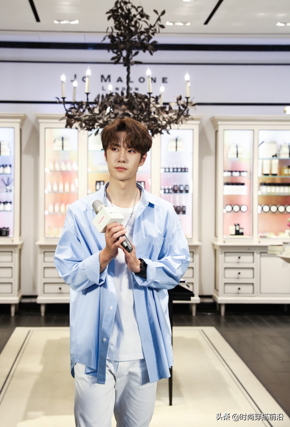 王一博蓝色清爽穿搭似大学校草，傲娇小表情卖萌，斜嘴笑很甜