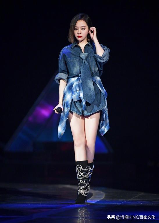 张靓颖舞台风完全驾驭,张靓颖穿吊带长裙