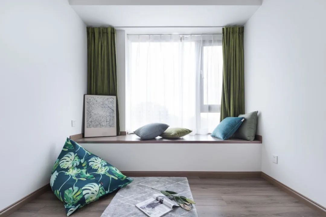 不顾后果砸掉飘窗,锤子砸下去瞬间,她们就后悔了