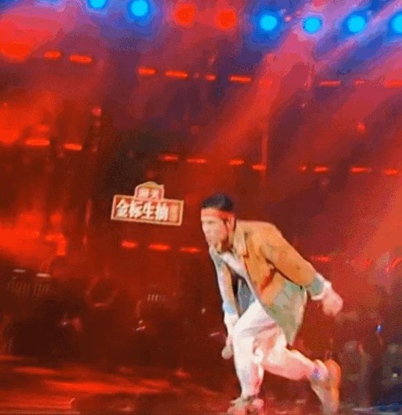 萧敬腾最新穿搭,萧敬腾黑西装造型