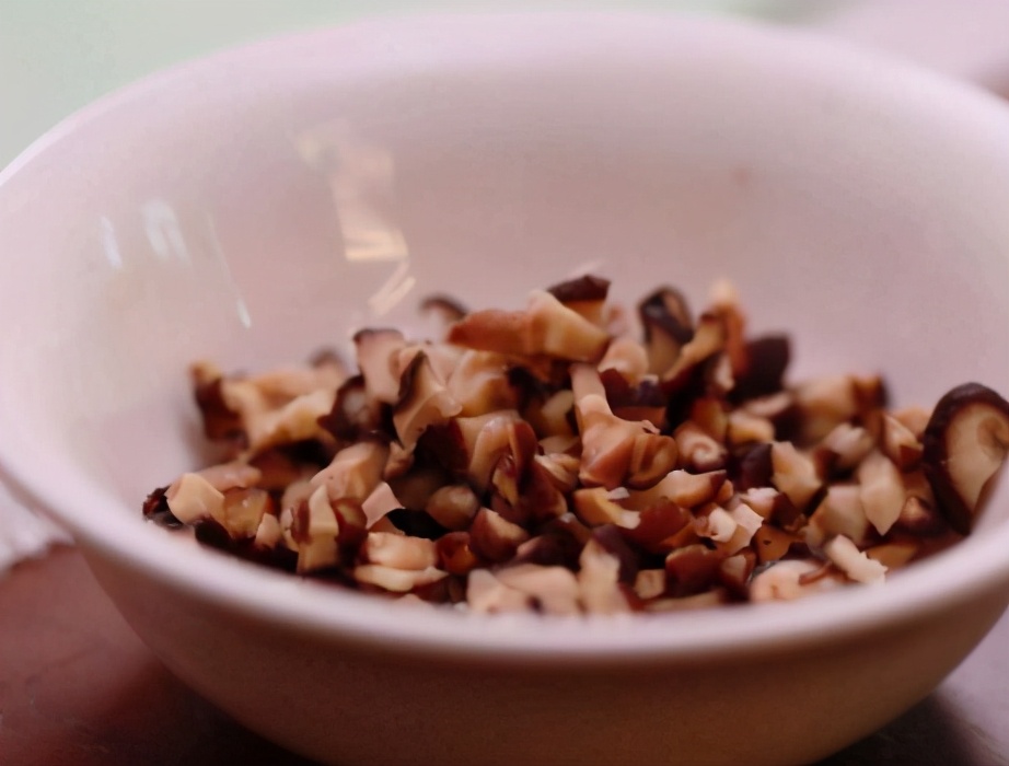 香菇油菜包子，食材怎么去水？学会窍门，拌馅不出水，包子更好吃