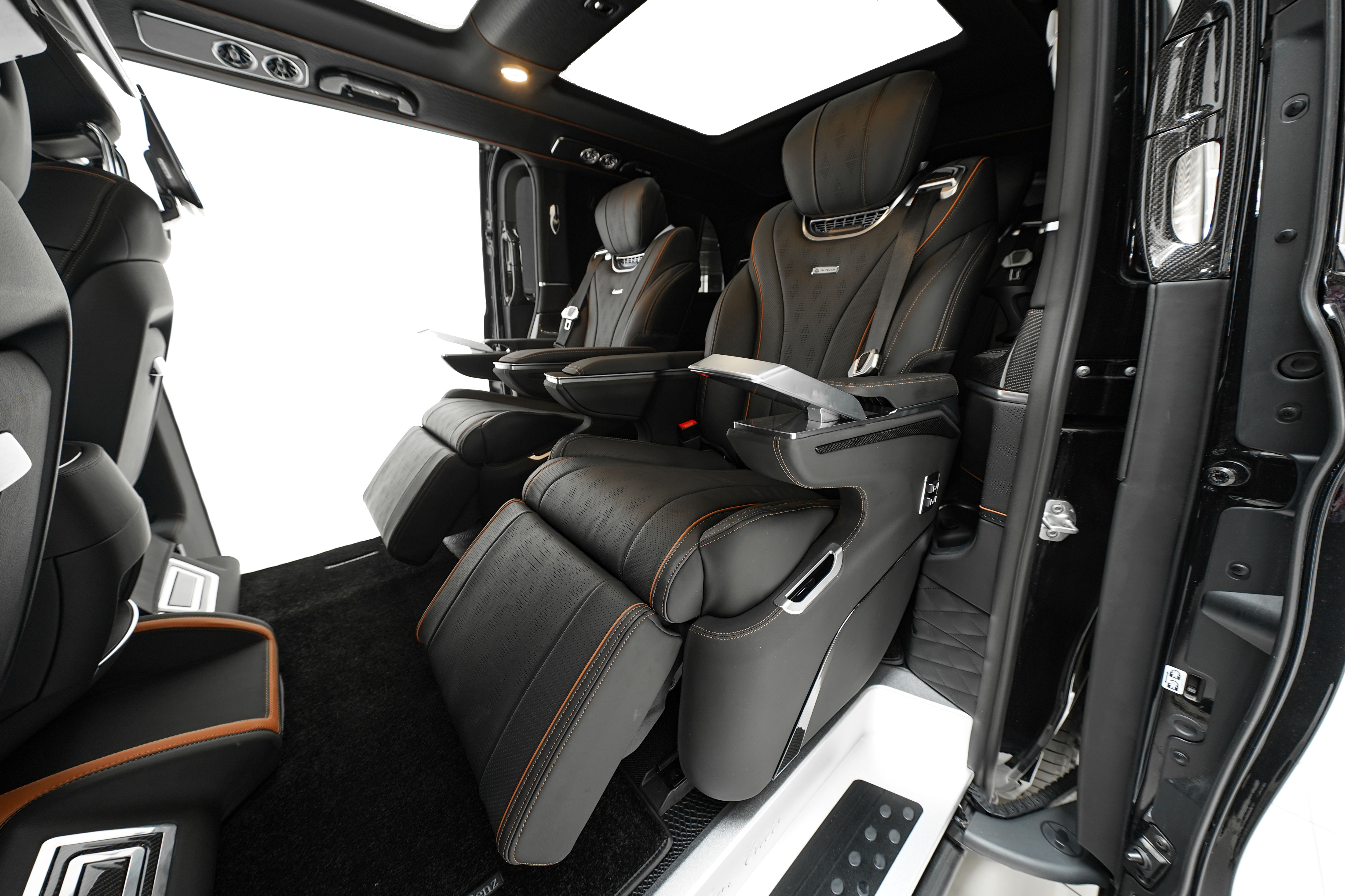 从简约到惊艳，奔驰V级商务车巅峰对决，同样的价格你会选谁？