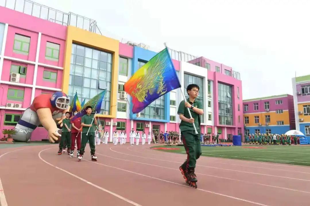 一共有207人参加体操表演,一百多人体育节开场