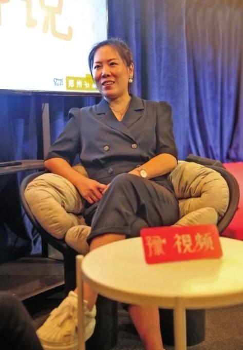 写辞职信“世界那么大，我想去看看”的老师回来了，成脱口秀主播