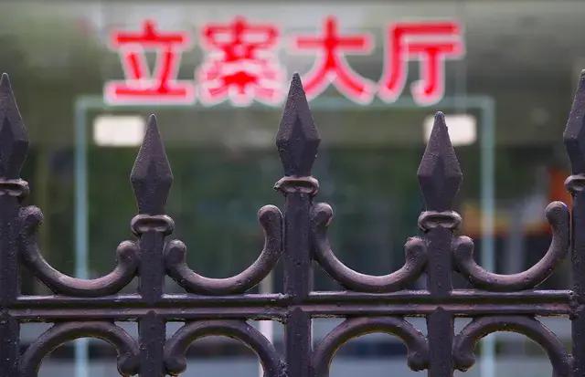 围殴他人导致轻伤应受到什么处罚,多人围殴一人还手伤人怎么判