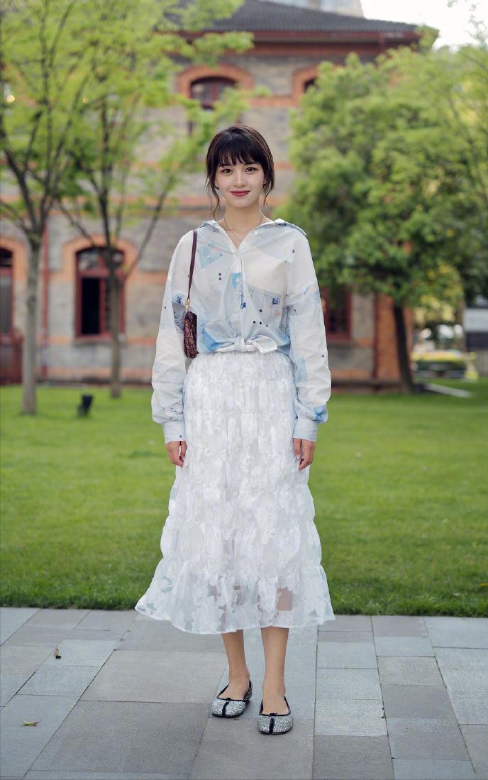 小个子高端气质裙子配平底鞋,裙子不一定要配高跟鞋