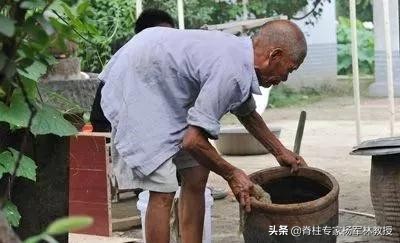 老年驼背是什么原因造成的,导致驼背的几个动作