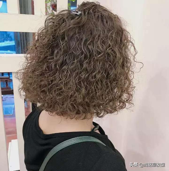 烫发后老气难看能半拉直吗,烫的中卷烫老气了怎么扎好看