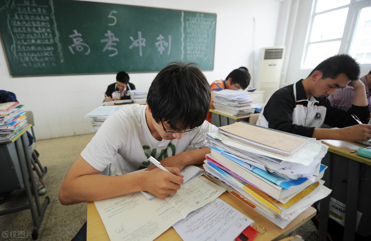 高考分数比平时能高100分吗,低本科线32分可以填本科学校吗