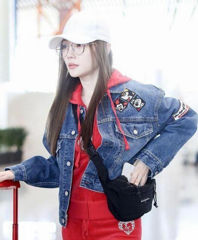 李小璐穿搭少女味十足,李小璐一袭黑裙嘻哈范儿十足