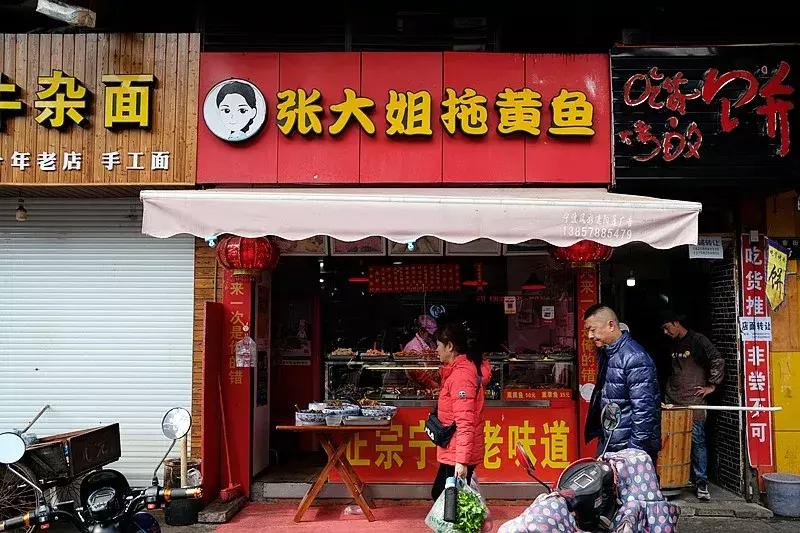 两百年呼童街，一百米烟火路，尝尝这里的美食吧