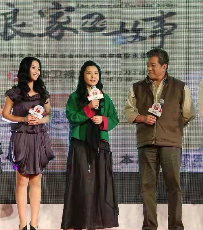 何赛飞穿搭照片,何赛飞丝巾照片