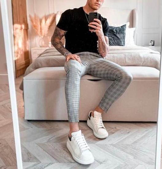 灰运动裤子搭配什么上衣,水泥灰裤子配什么颜色上衣