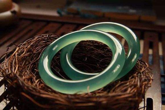 顶级龙石种翡翠有飘花,龙石种翡翠是什么颜色的啊