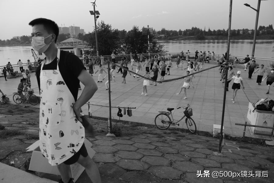 襄河人家令人神往：养几只土鸡、猫狗和一些花草…何等美好的生活