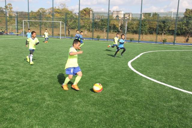 昆明青少年足球暑假培训班,昆明暑假儿童足球训练营封闭式