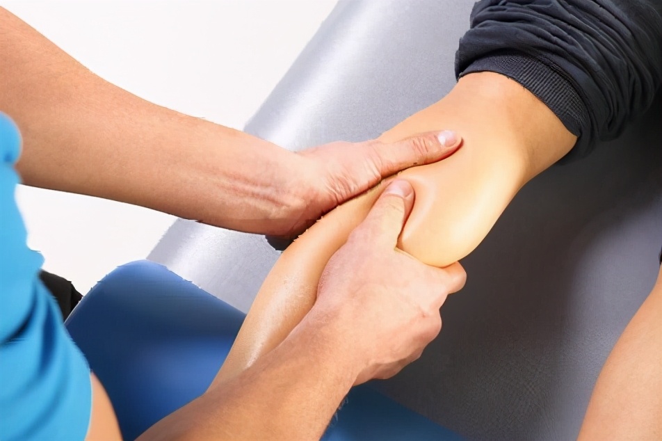 关节疼痛难以行走，试试这6个小妙招，帮你甩走老关节痛