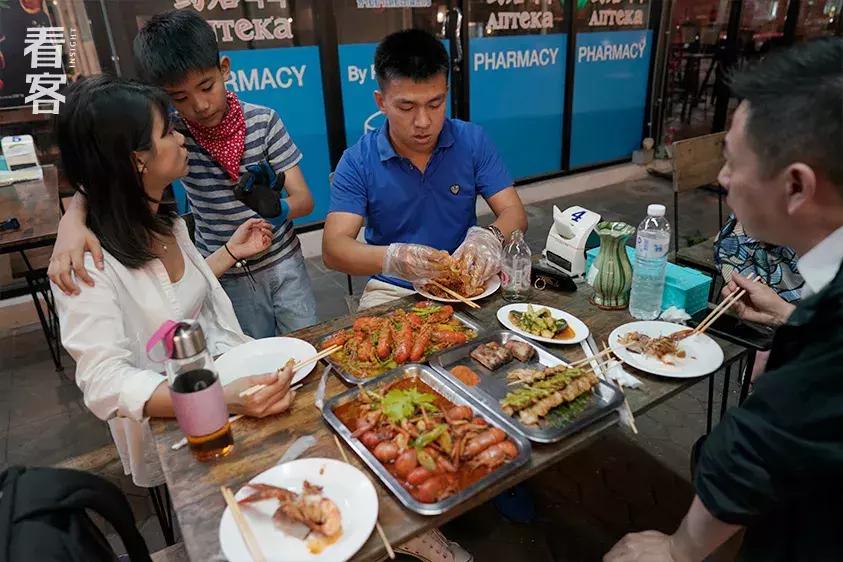 为了娃上学搬到城里,为了孩子全家去泰国读书