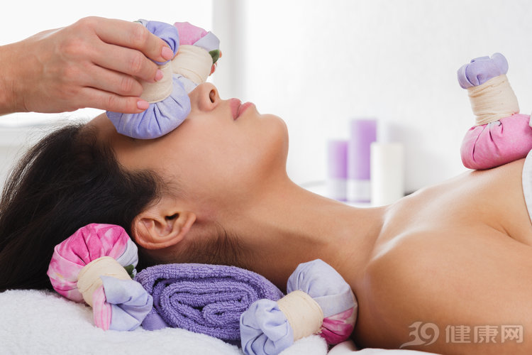 黑眼圈怎么缓解试试这四招,这7个方法迅速缓解你的黑眼圈