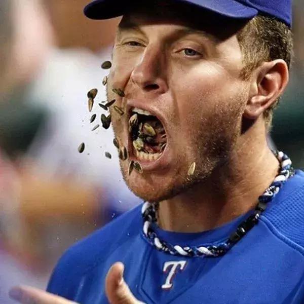 老外开始学中国人嗑瓜子了,老外开始学中国话