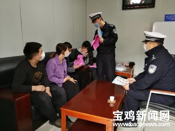 交警交通安全宣传提示,交巡警大队开展交通安全知识宣传