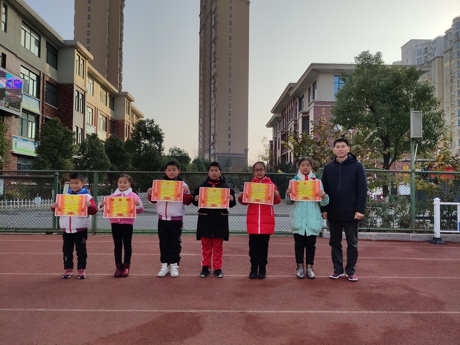 六安市梅山路小学举行足球运动员和运动会颁奖仪式
