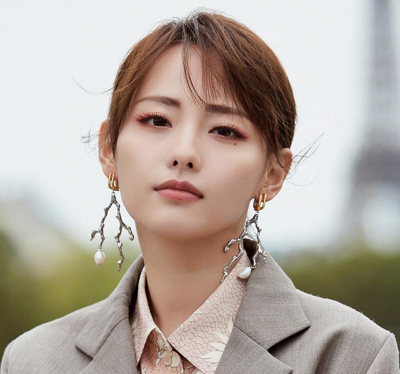 baby巴黎半夜赴私宴！独自约爱马仕总监聊工作？笑容僵硬如雕像