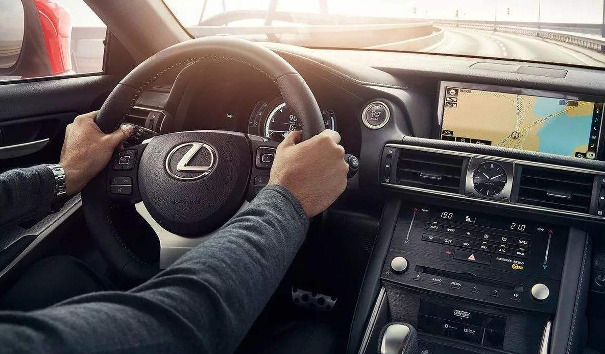 汽车方向盘变轻很松,汽车方向盘比较沉能够调轻吗