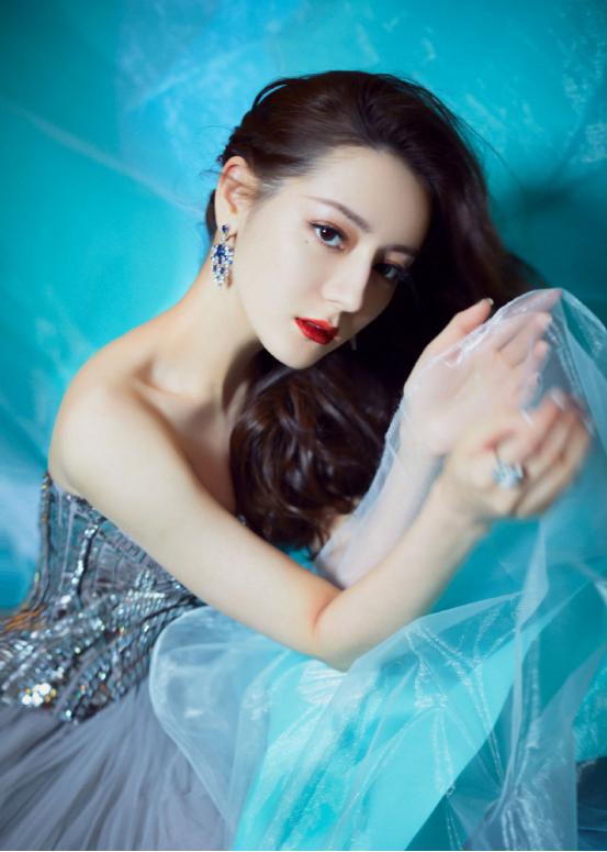迪丽热巴薄纱裙造型高定,迪丽热巴亮甲纱裙