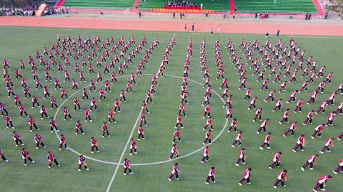 今天起，我们都是“辽传人”！辽传新生军训汇报表演暨开学典礼