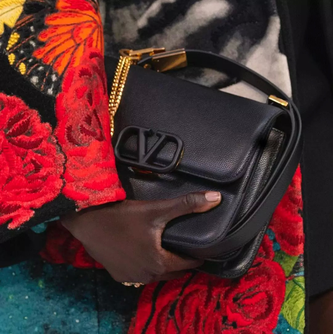 我抓住了一位资深柜员，道出了如何让你掏钱买包的秘密