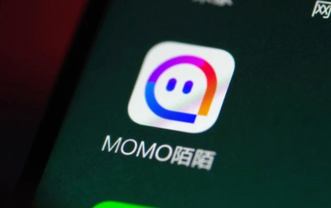 CHANEL聘请首位变性人模特；森马上半年营收增长逼近50%至82亿