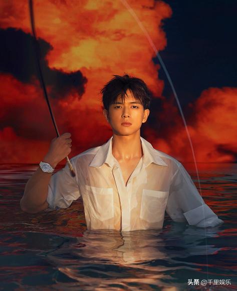 时尚芭莎杂志李现开箱,李现时尚芭莎电子刊单人第一