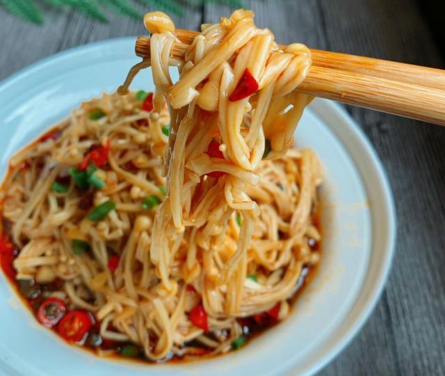 凉拌金针菇的家常做法酸辣美味,香辣金针菇怎么凉拌好吃