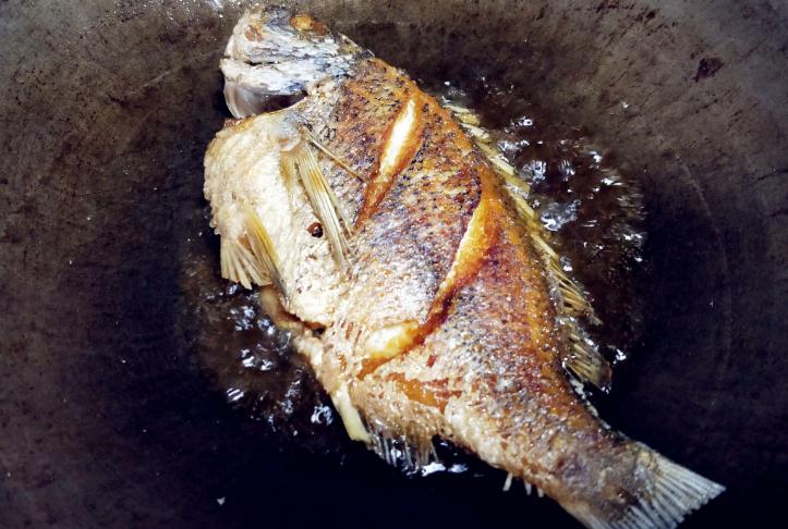 煎鱼怎么煎不破皮,煎鱼别直接下油锅煎加上这一步