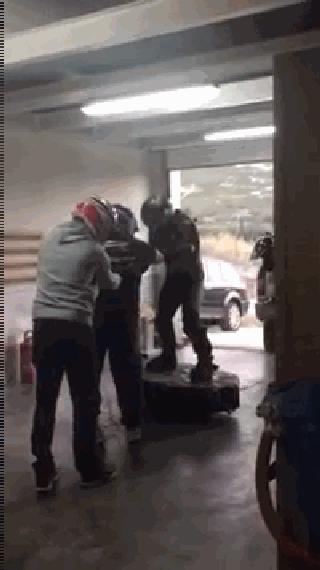 让小李子、迪拜土豪疯狂迷恋的法国钢铁侠，踩滑板飞越英吉利海峡