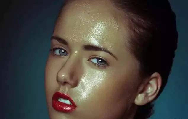 早上洗的脸下午就油了怎么办,早上洗过脸后皮肤有皮屑