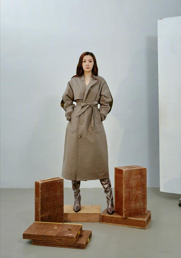 熊黛林穿白衬衫黑色背带裤,熊黛林穿裙子大秀身材