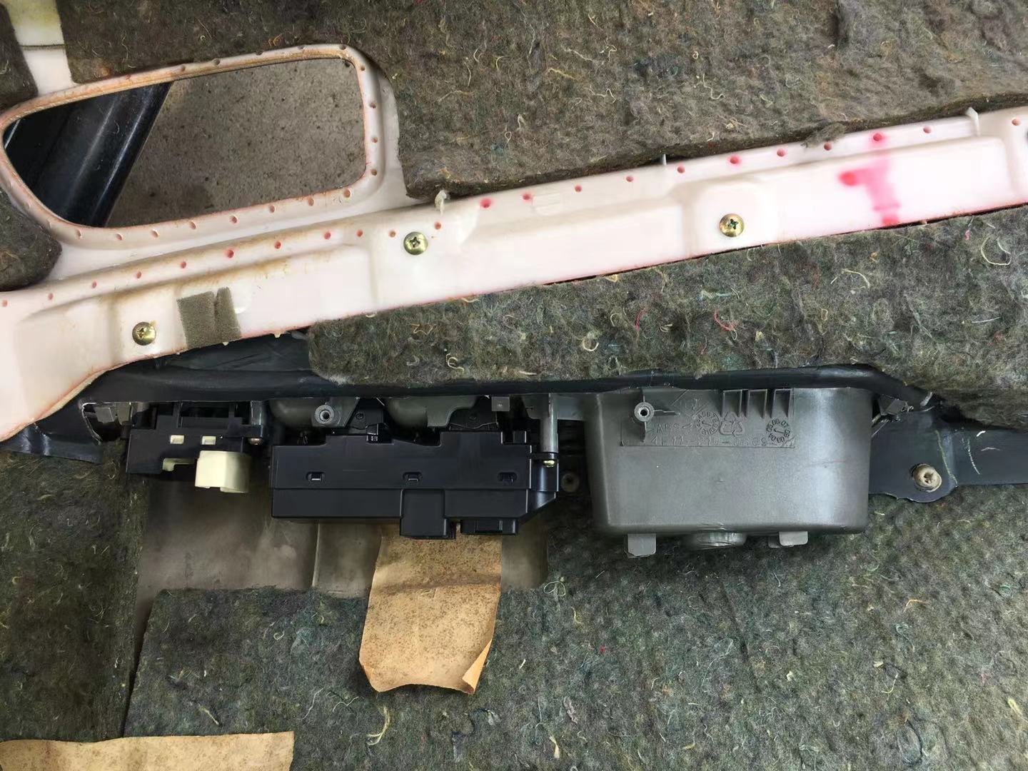 马六主驾驶升降器开关怎么拆,马六右后门玻璃升降器更换