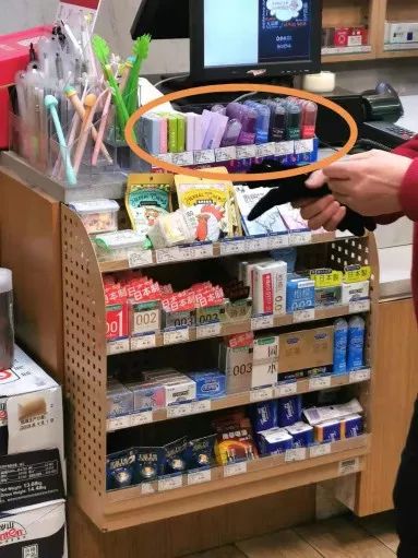 记者直击:卖给孩子们的*子烟电**