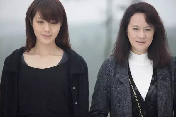 曾患贝尔氏麻痹症如今乐做幸福妈妈与家人一起庆祝四十岁生日