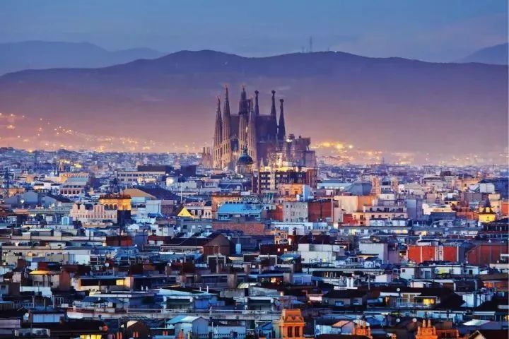 巴黎圣母院教堂叫什么名字,巴黎圣母院和潮州教堂对比