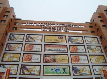 批发市场整理衣服,广州服装批发市场大火