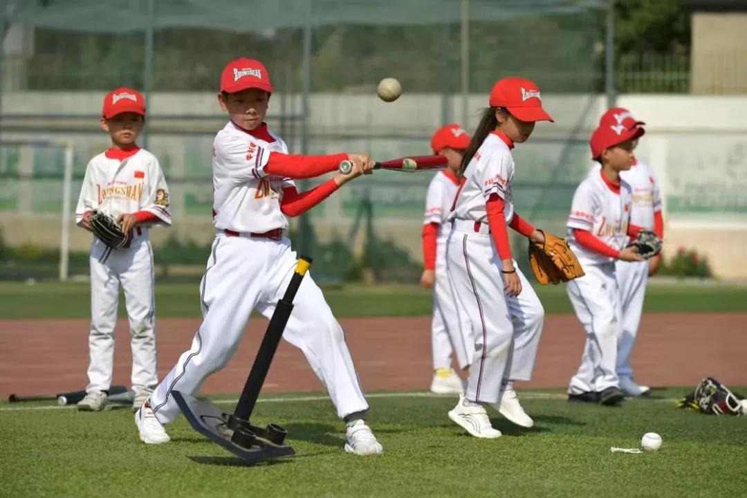 一共有207人参加体操表演,一百多人体育节开场