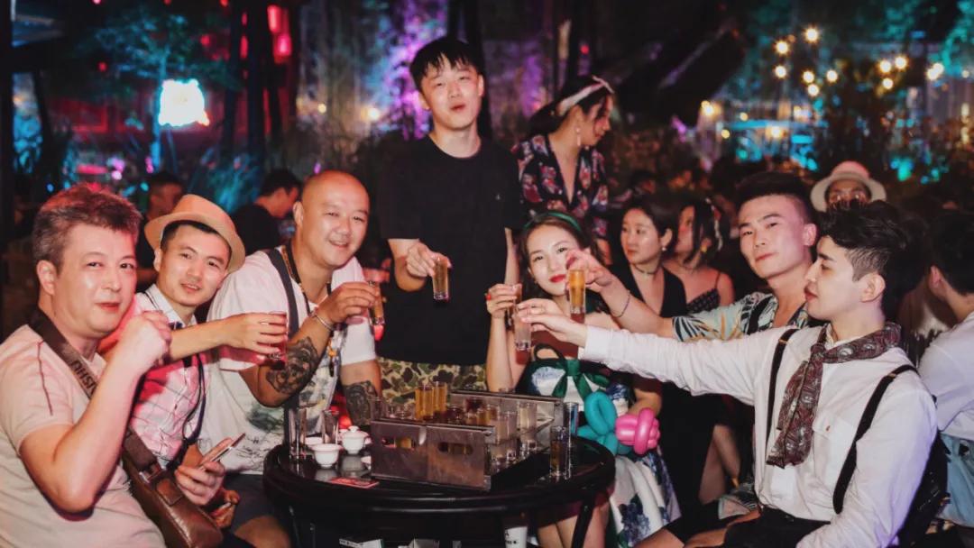 再也不用飞成都了！明星都超爱的贰麻酒馆青岛盛大开业